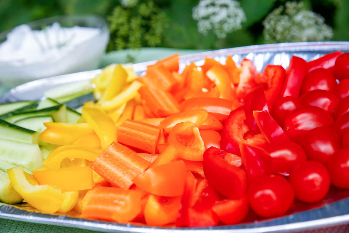 Fingerfood Regenbogen aus Gemüse Rohkost mit Dip