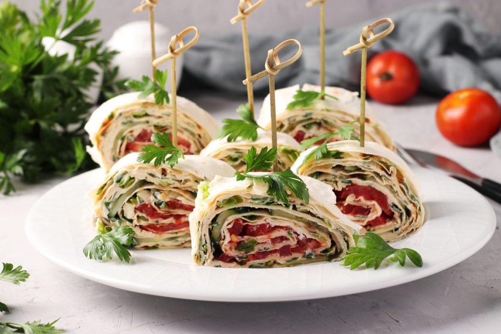 Fingerfood aus Lavasch Rollen mit Tomaten