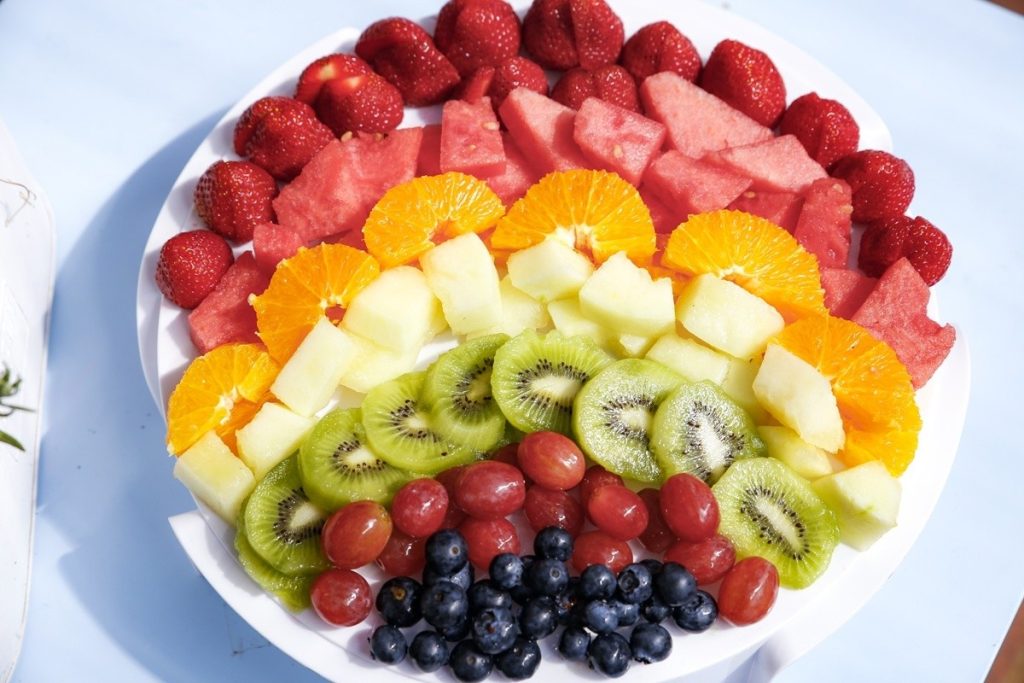 Fingerfood aus Obst Regenbogen für Kinderparty
