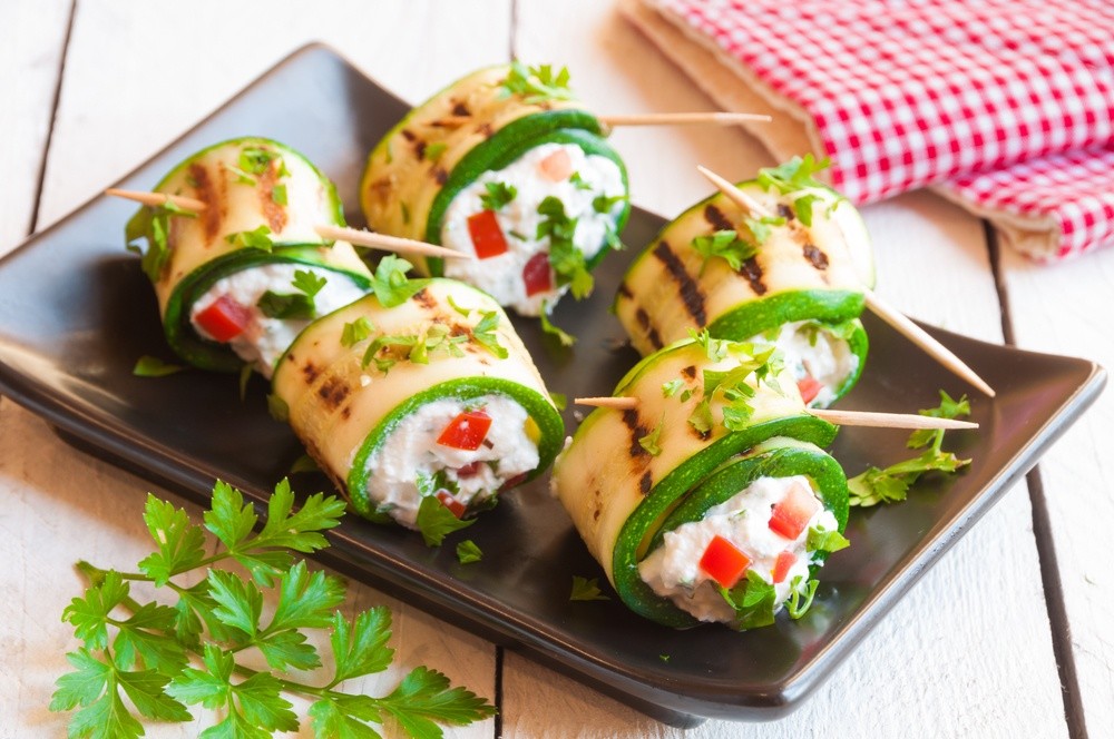 Fingerfood aus Zucchini mit Frischkäse und Paprika