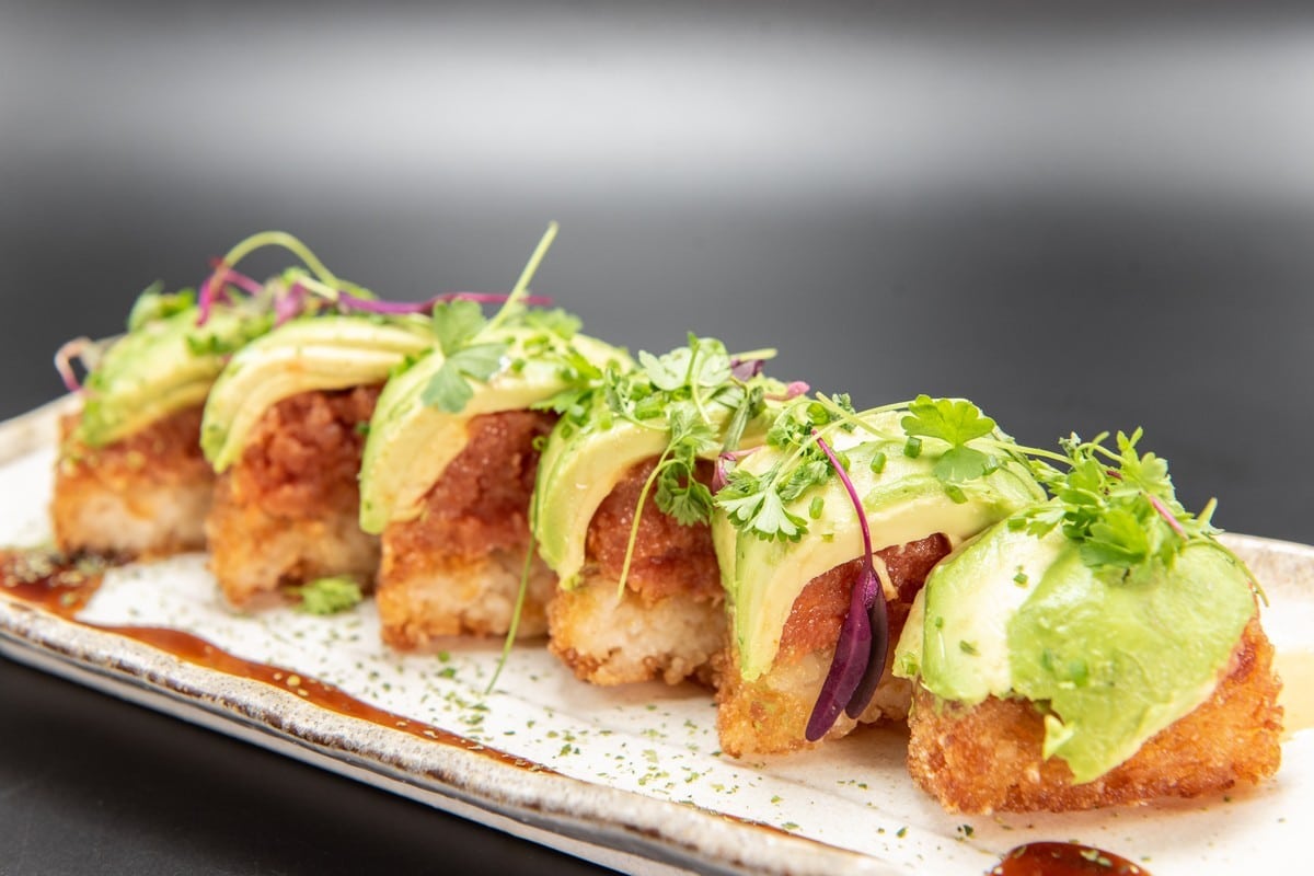 Fingerfood aus gebratenem Reis mit Thunfisch und Avocado