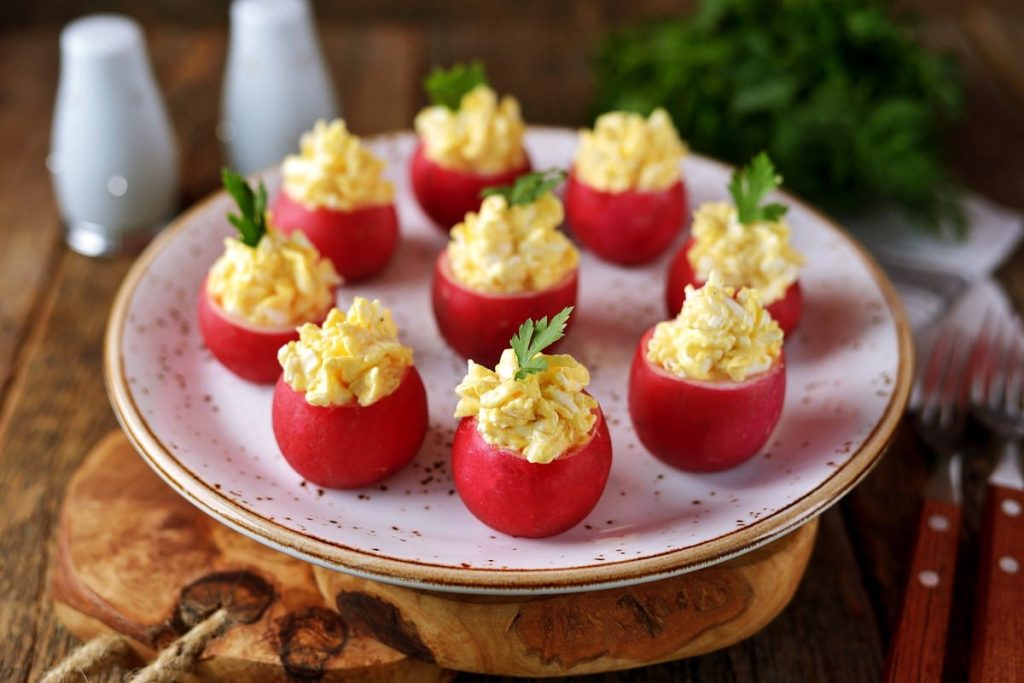 Fingerfood aus knackigen Radieschen mit Eiercreme