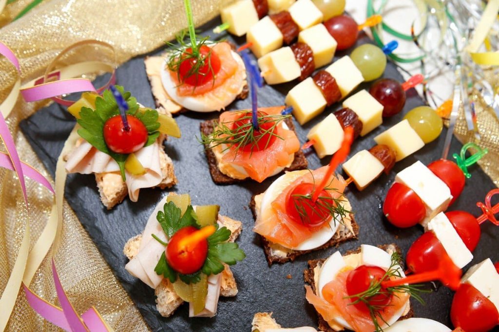 Fingerfood zu Silvester mit Brot, Lachs und Käse