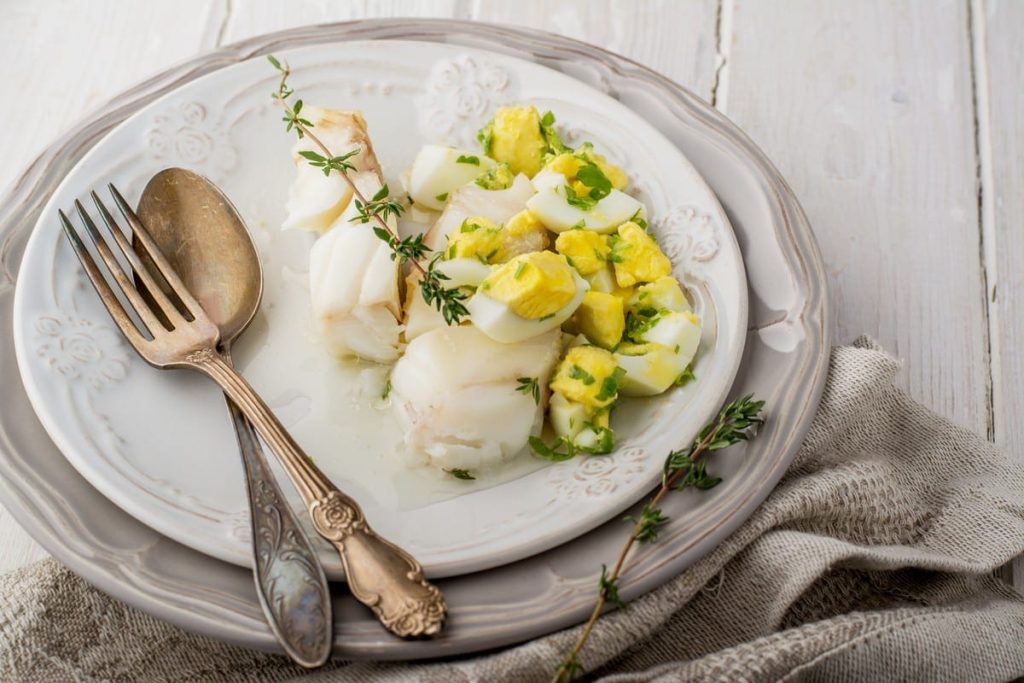 Fisch mit Eiern und Buttersauce nach polnischer Art
