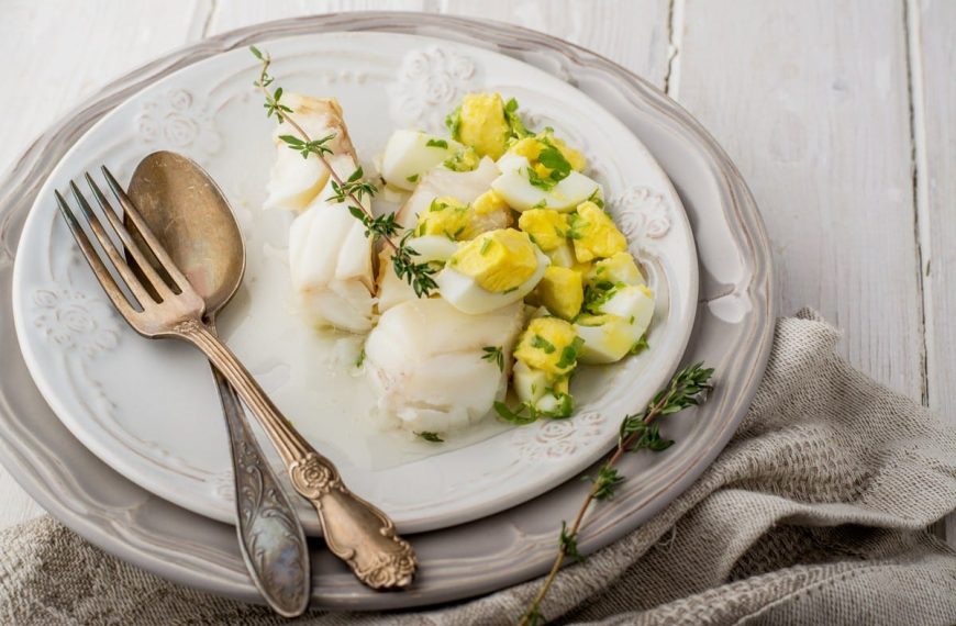 Fisch mit Eiern und Buttersauce nach polnischer Art