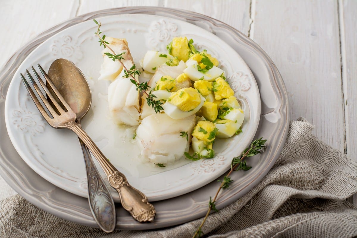 Fisch mit Eiern und Buttersauce nach polnischer Art