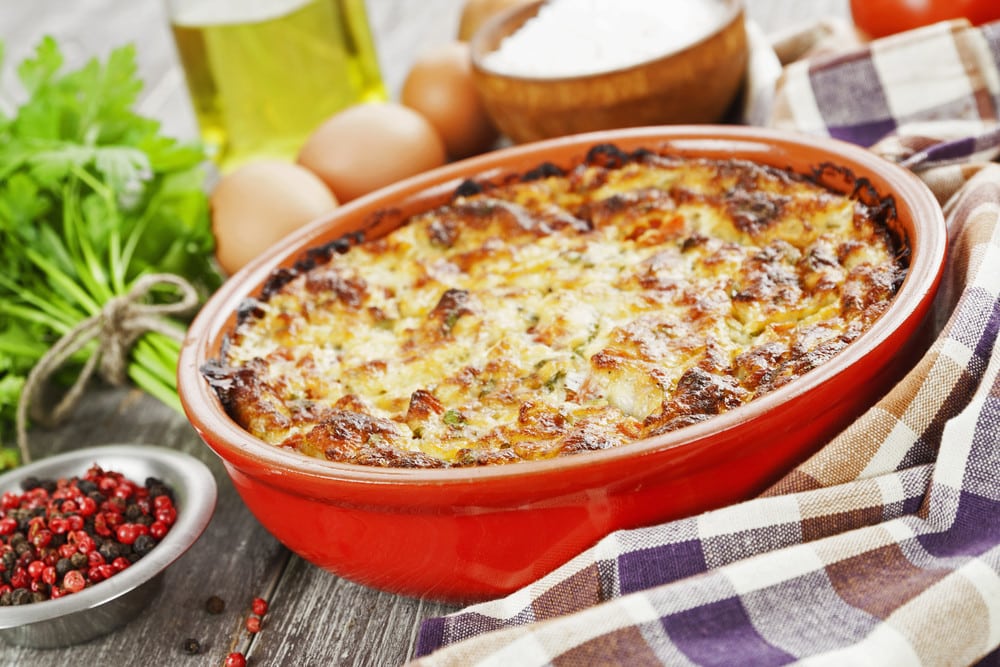 Fischauflauf mit Kartoffelpüree und Käse aus dem Backofen