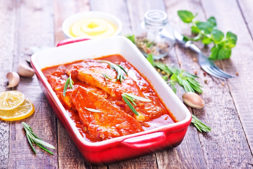 Fischfilet in Panade und Tomatensauce aus dem Ofen