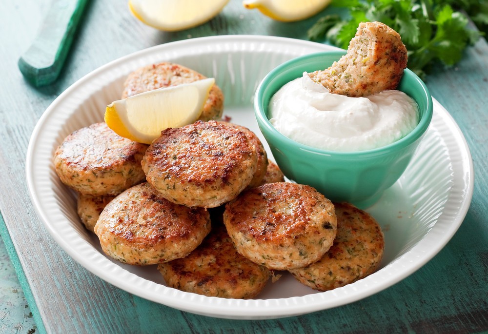 Fischfrikadellen mit Lachs und gekochten Kartoffeln