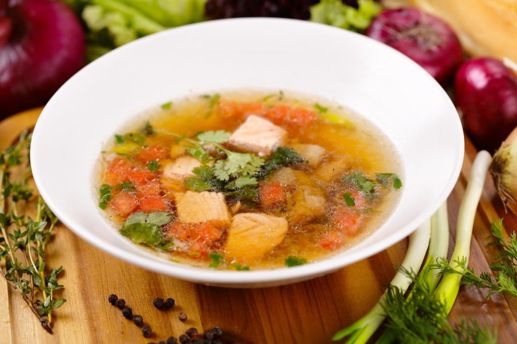 Fischsuppe aus Lachs mit Kartoffeln und Karotten