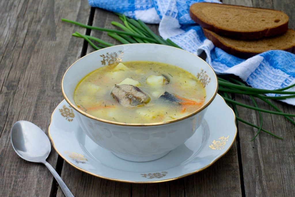 Schnelle Fischsuppe mit Kartoffeln und Zwiebeln