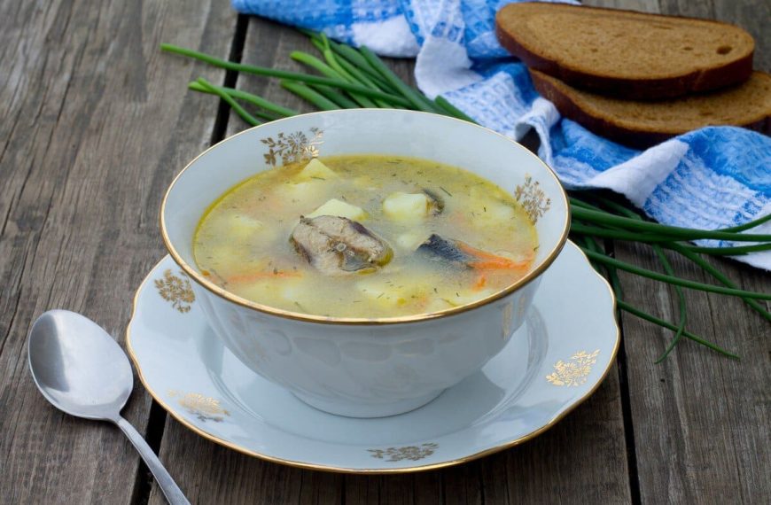 Fischsuppe mit Reis, Kartoffeln und Karotten