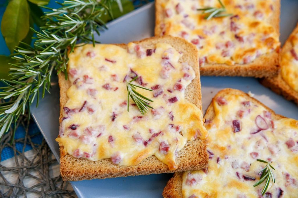 Flammkuchen Toast mit Schinken, Zwiebeln und Crème fraîche