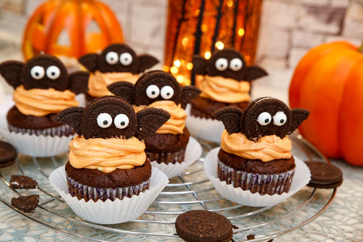 Fledermaus Oreo Cupcakes zum Halloween Buffet