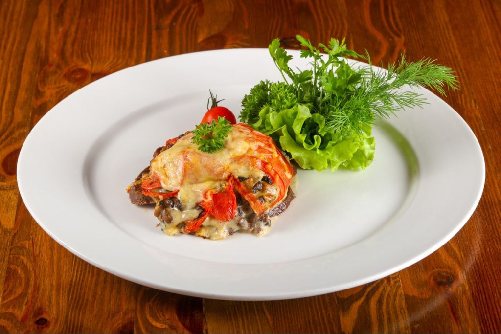 Fleischauflauf aus Schweinezungen mit Champignon-Rahm-Soße und Tomaten