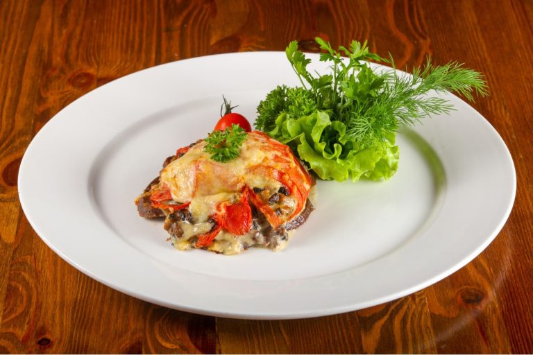 Fleischauflauf aus Schweinezungen mit Champignon-Rahm-Soße und Tomaten