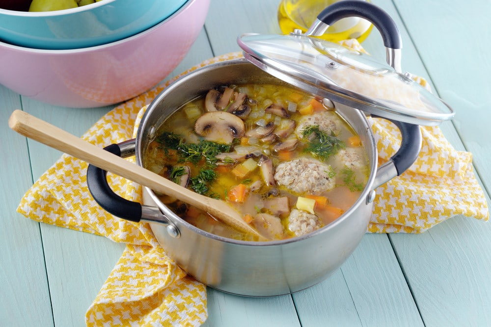 Fleischbällchen Suppe mit Kartoffeln und Champignons
