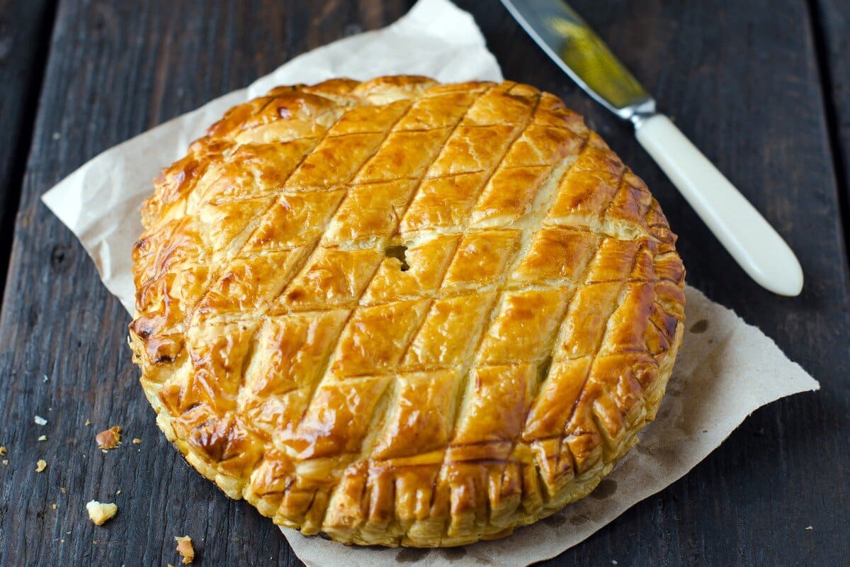 Fleischkuchen mit Schinken und Käse aus Blätterteig