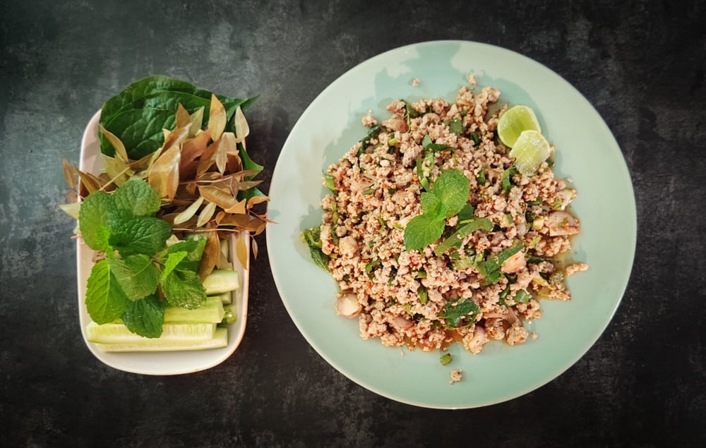 Fleischsalat aus Hackfleisch und Reis mit Chili