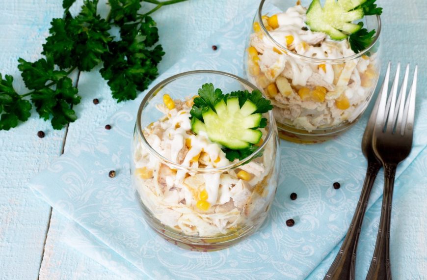 Fleischsalat aus Hähnchenfleisch mit Omelett, Mais und Mayonnaise