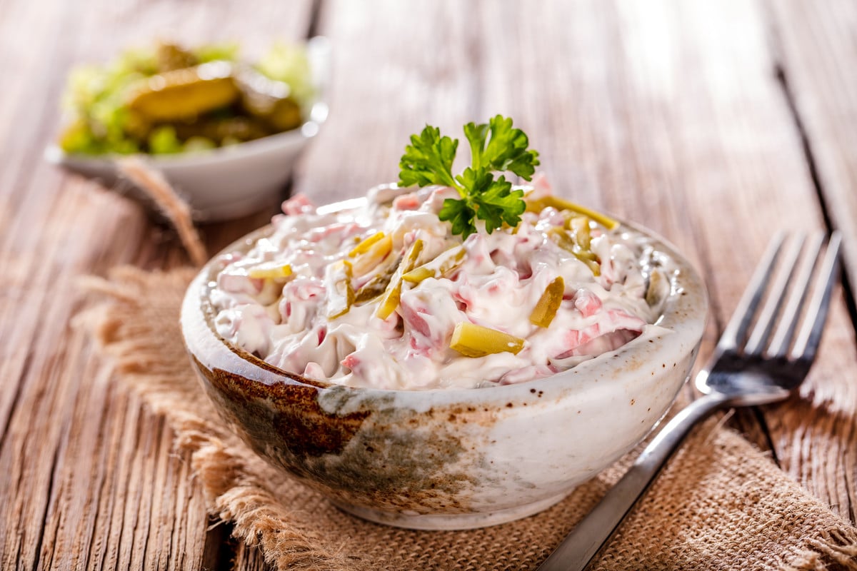 Fleischsalat mit Gurken, Käse und Schmanddressing