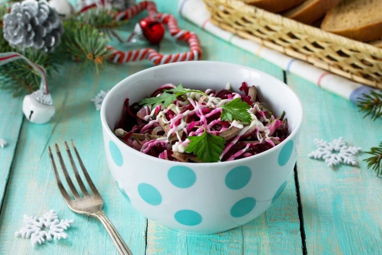 Fleischsalat mit Gurken, Käse und Schmanddressing