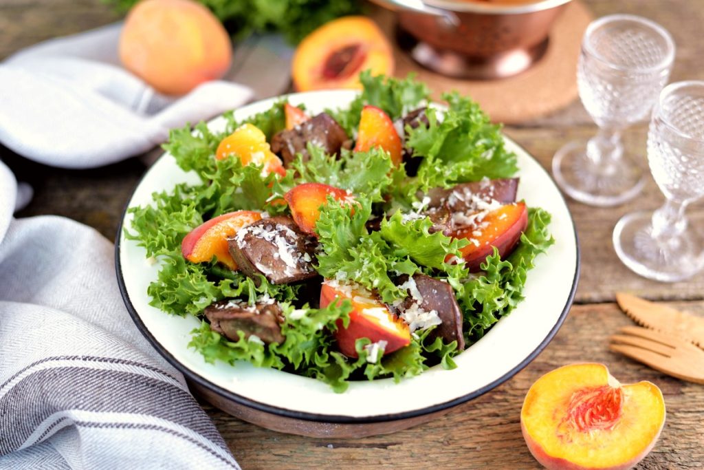 Fleischsalat mit Salatblättern