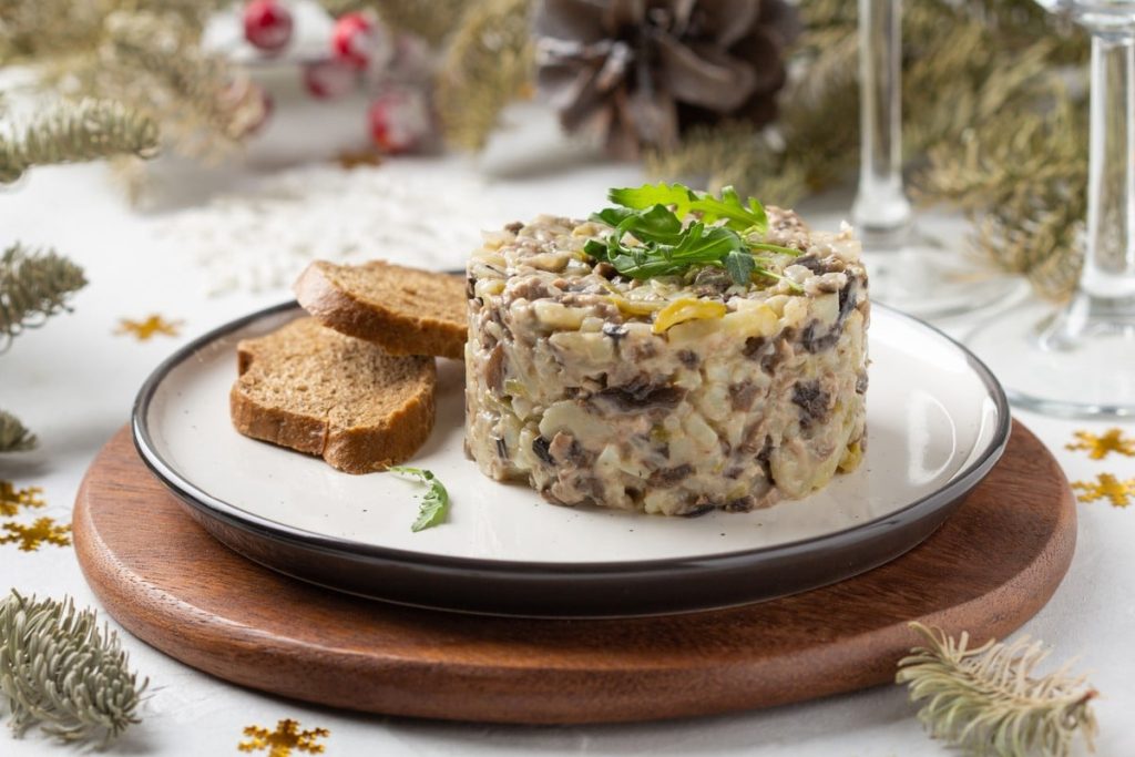 Fleischsalat mit gebratenen Champignons und Kartoffeln