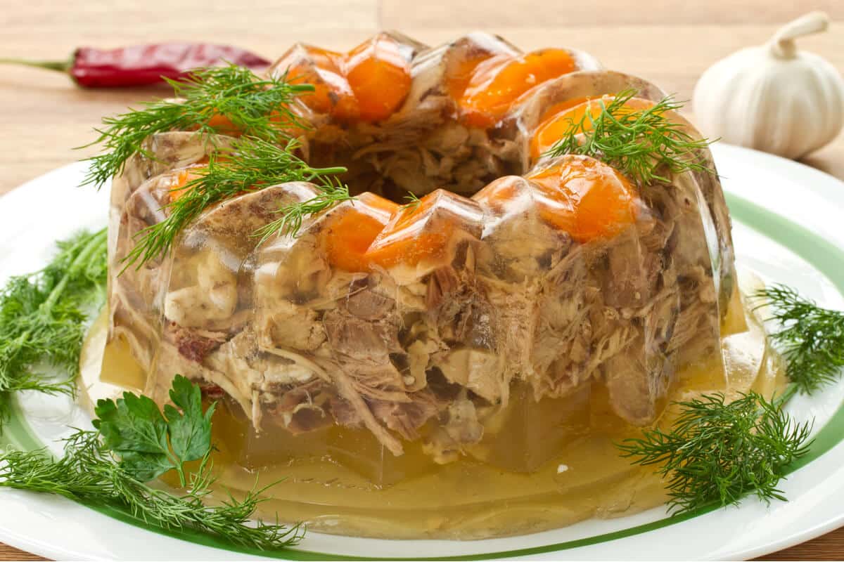 Fleischsülze aus Schwein und Rind mit Gemüse und Petersilie