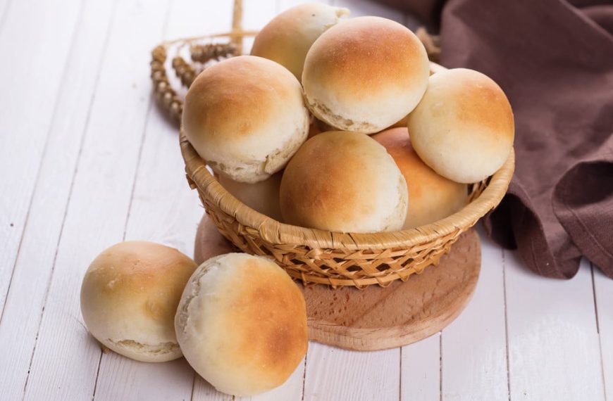 Fluffige Brötchen ohne Eier mit Joghurt, Nüssen und Rosinen