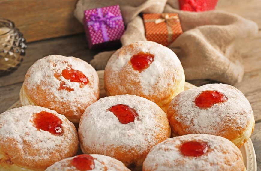 Fluffige Krapfen mit Marmeladenfüllung und Puderzucker