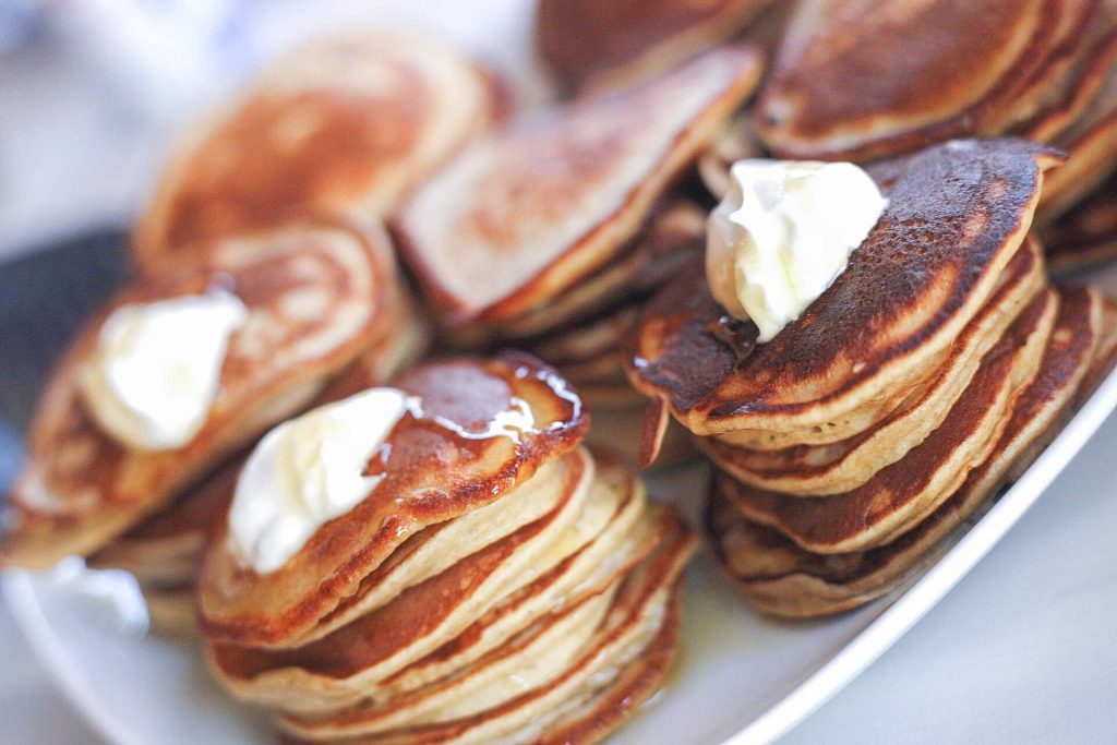 Fluffige Pancakes mit Ahornsirup zum Frühstück