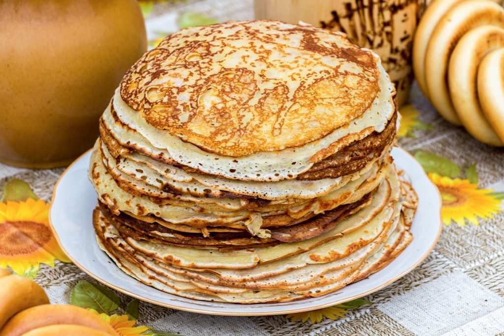 Fluffige Pfannkuchen mit Hefe und Kefir