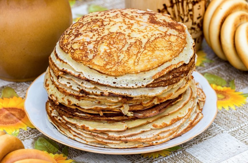 Fluffige Pfannkuchen mit Hefe und Kefir