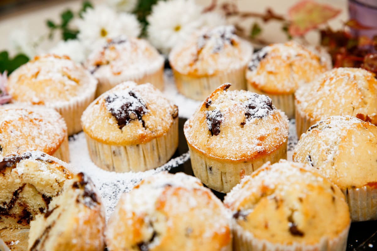 Fluffige Vanillemuffins mit Schokostückchen und Vanille