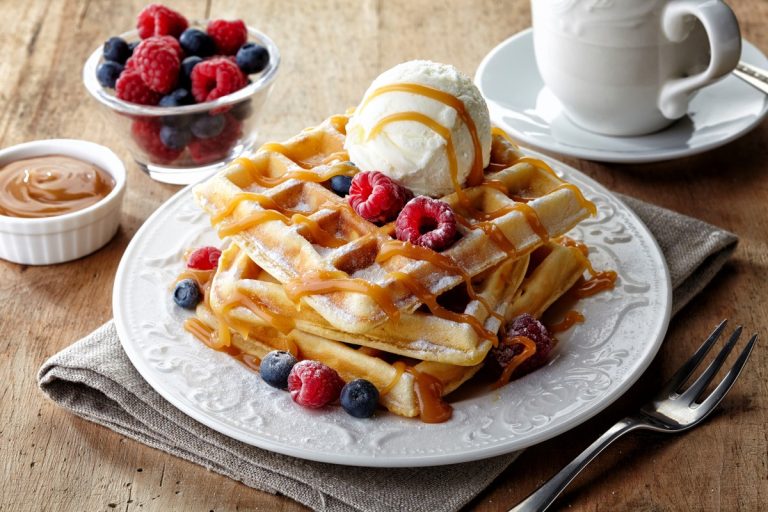 Fluffige Waffeln mit Limonade, Beeren und Karamellsoße