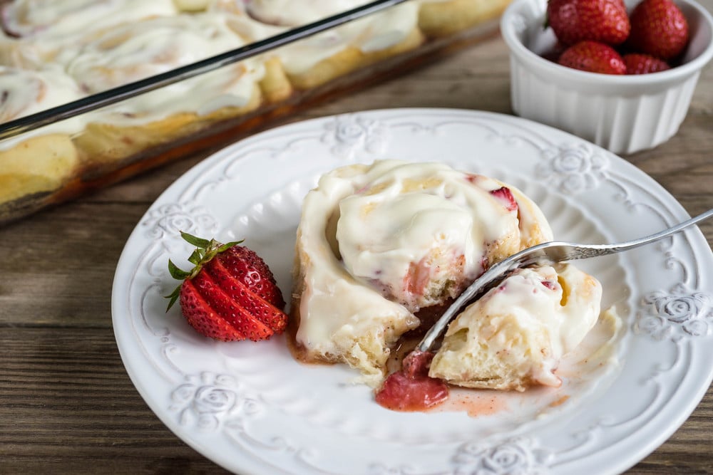 Fluffige Zimtschnecken aus Hefeteig mit Erdbeeren und Glasur