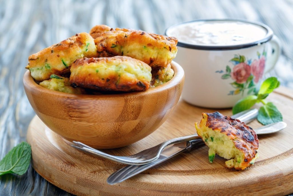 Fluffige Zucchinipuffer mit Zwiebeln