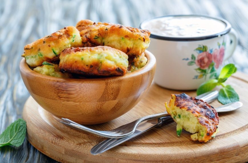 Fluffige Zucchinipuffer mit Zwiebeln, Knoblauch und Basilikum