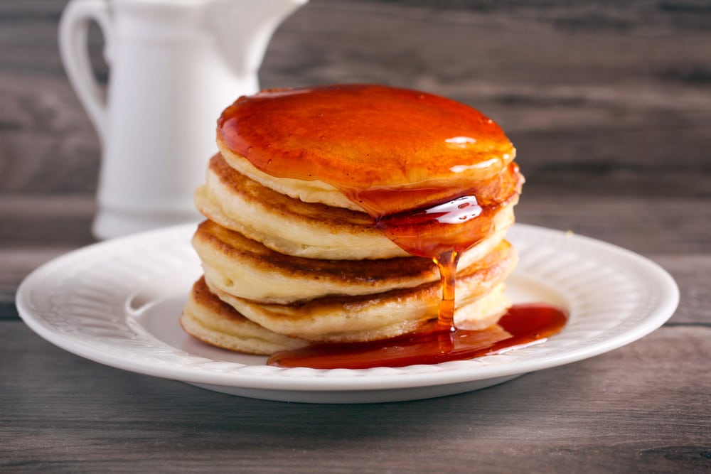 Fluffige amerikanische Pancakes mit Milch und Vanilleextrakt