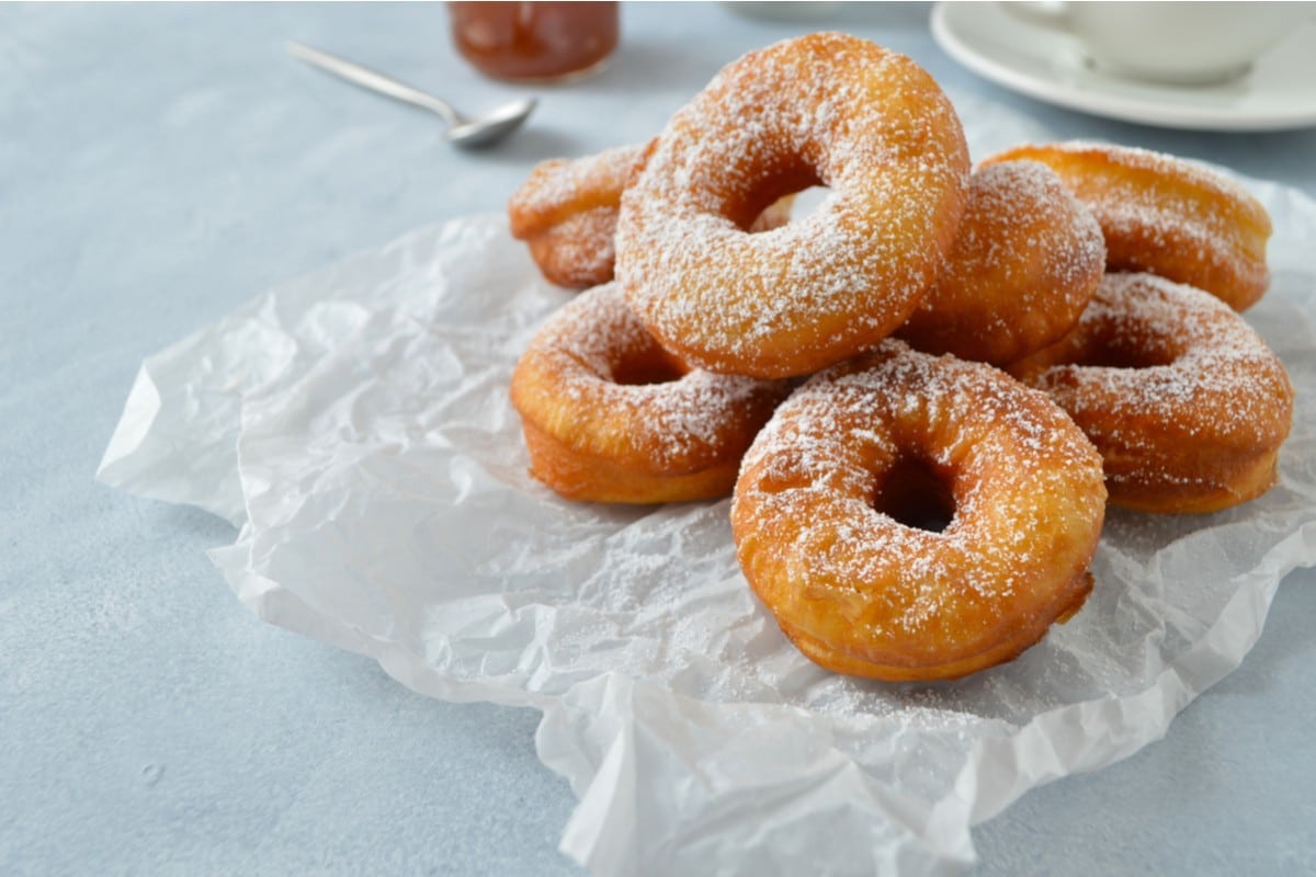 Fluffige russische Donuts mit Puderzucker auf Milchbasis