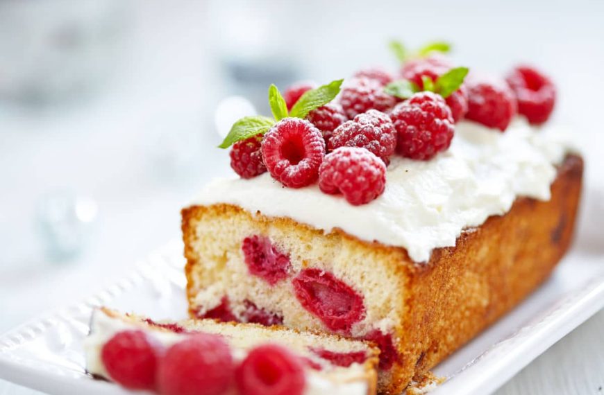 Fluffiger Joghurtkuchen mit Himbeeren und Frischkäse Frosting