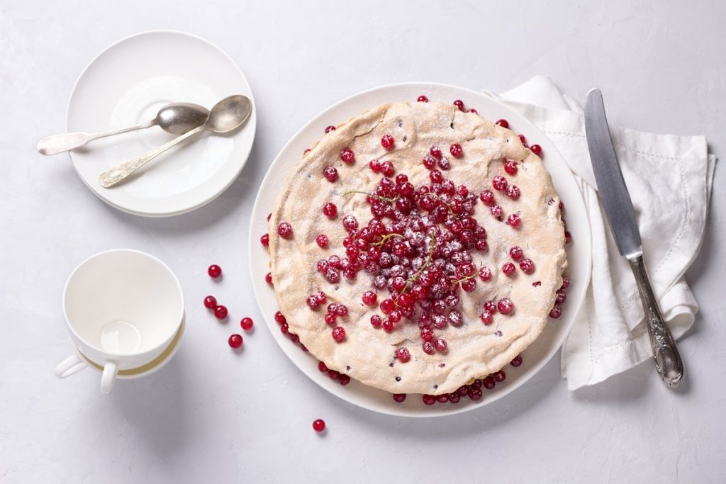 Fluffiger Johannisbeerkuchen mit luftigem Baiser