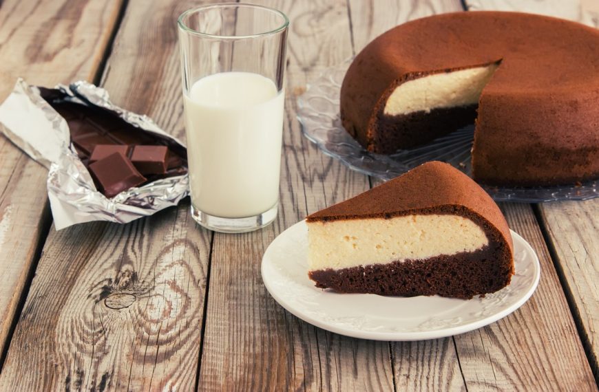 Fluffiger Käsekuchen mit Schokoteig und Quarkfüllung