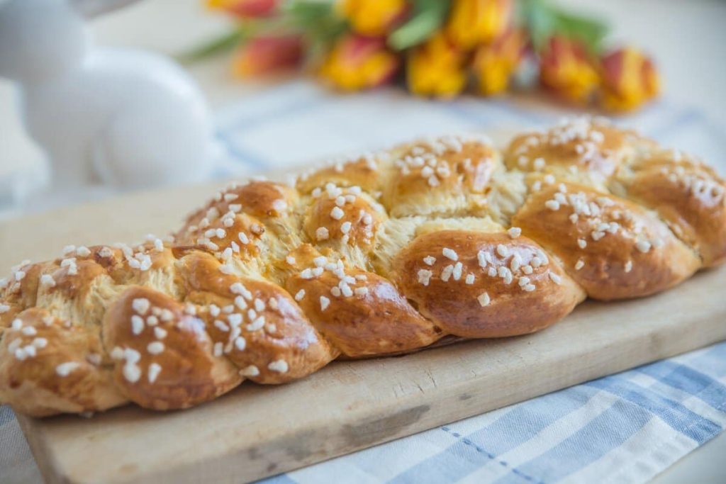 Fluffiger Osterzopf mit Hagelzucker – Ostergebäck aus Hefeteig