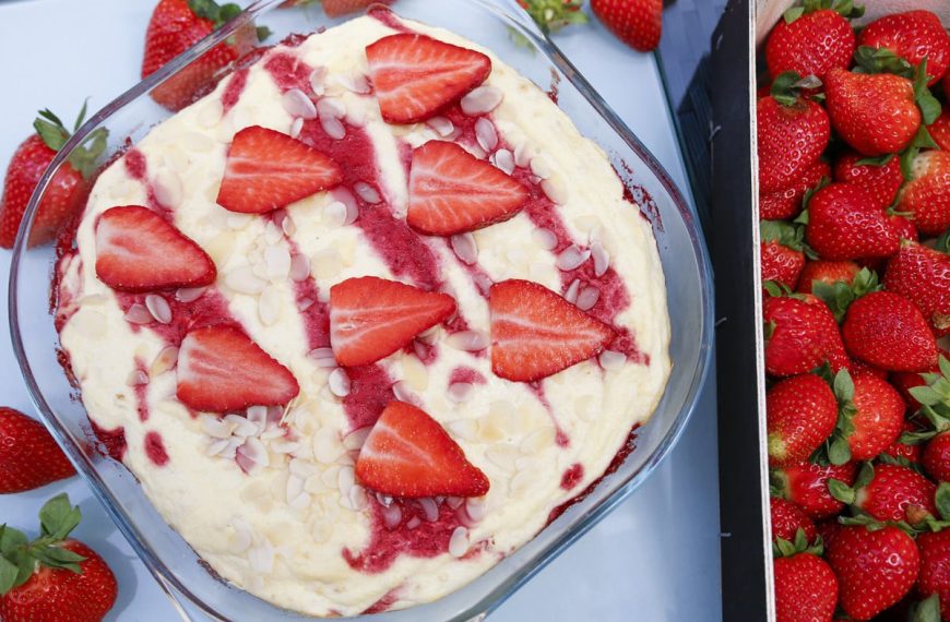 Fluffiger Quarkauflauf mit Erdbeeren, Grieß und Haferflocken