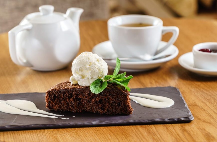 Fluffiger Schokoladenkuchen mit Buttermilch aus der Pfanne