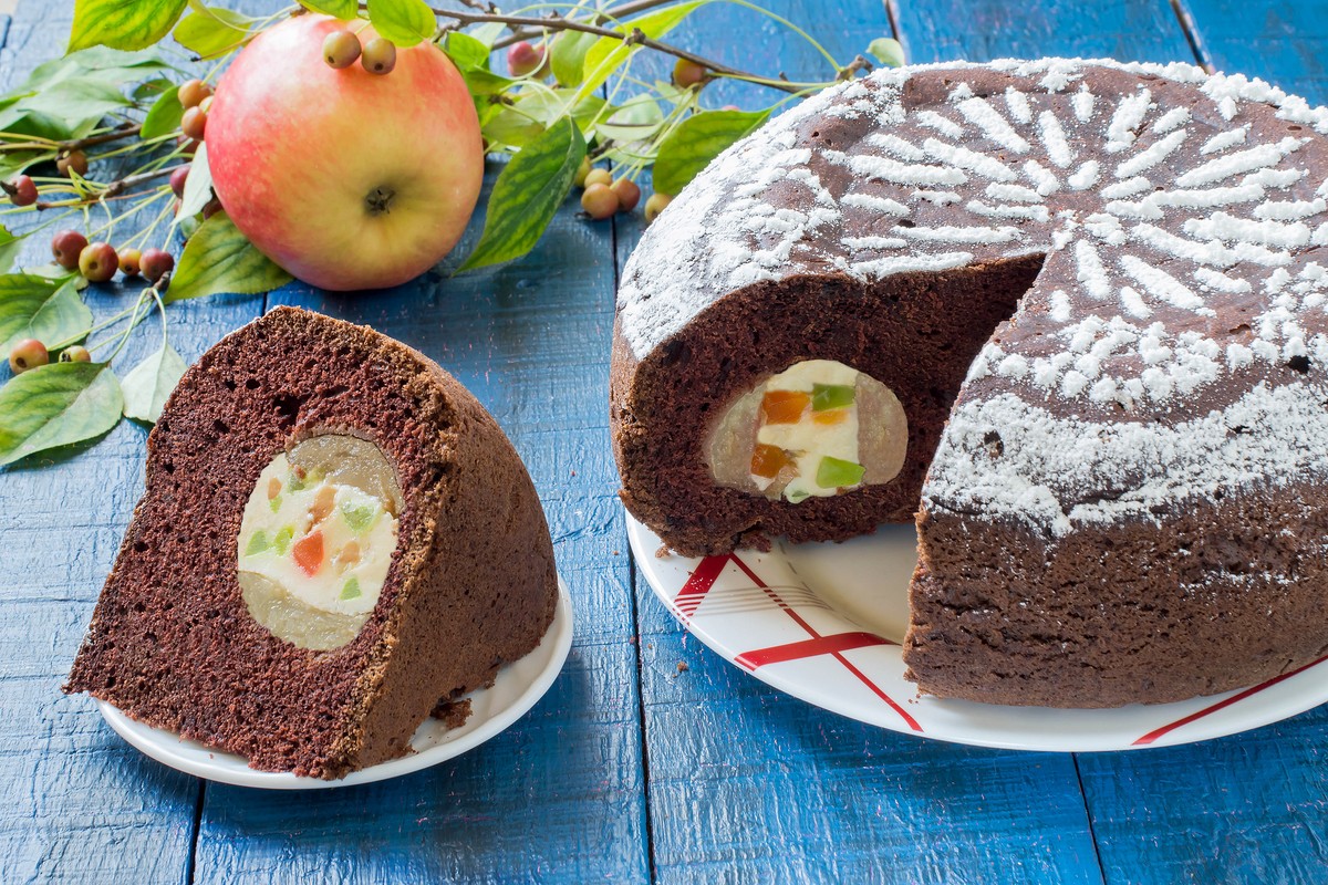 Fluffiger Schokoladenkuchen mit gefüllten Äpfeln