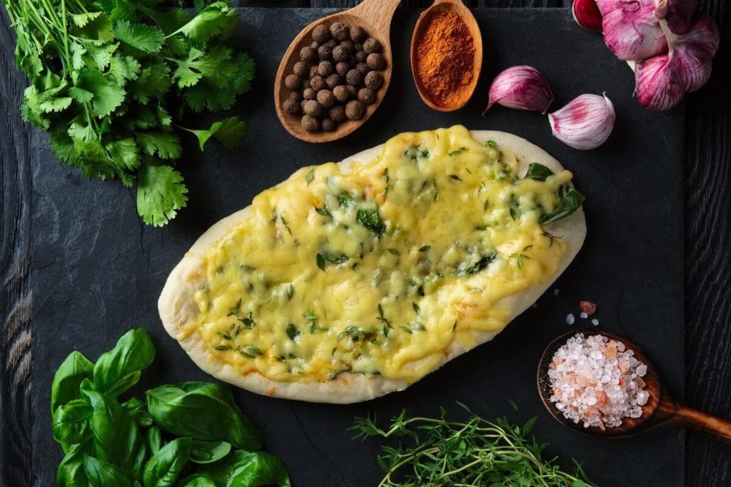 Fluffiges Fladenbrot mit Käse und frischen Kräutern