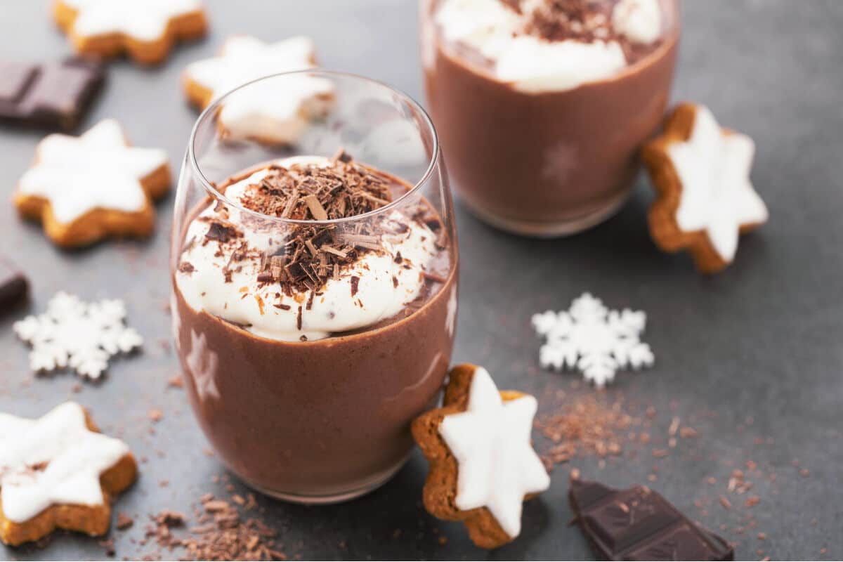 Fluffiges Schokoladenmousse Weihnachtsdessert mit Zimt und Rum